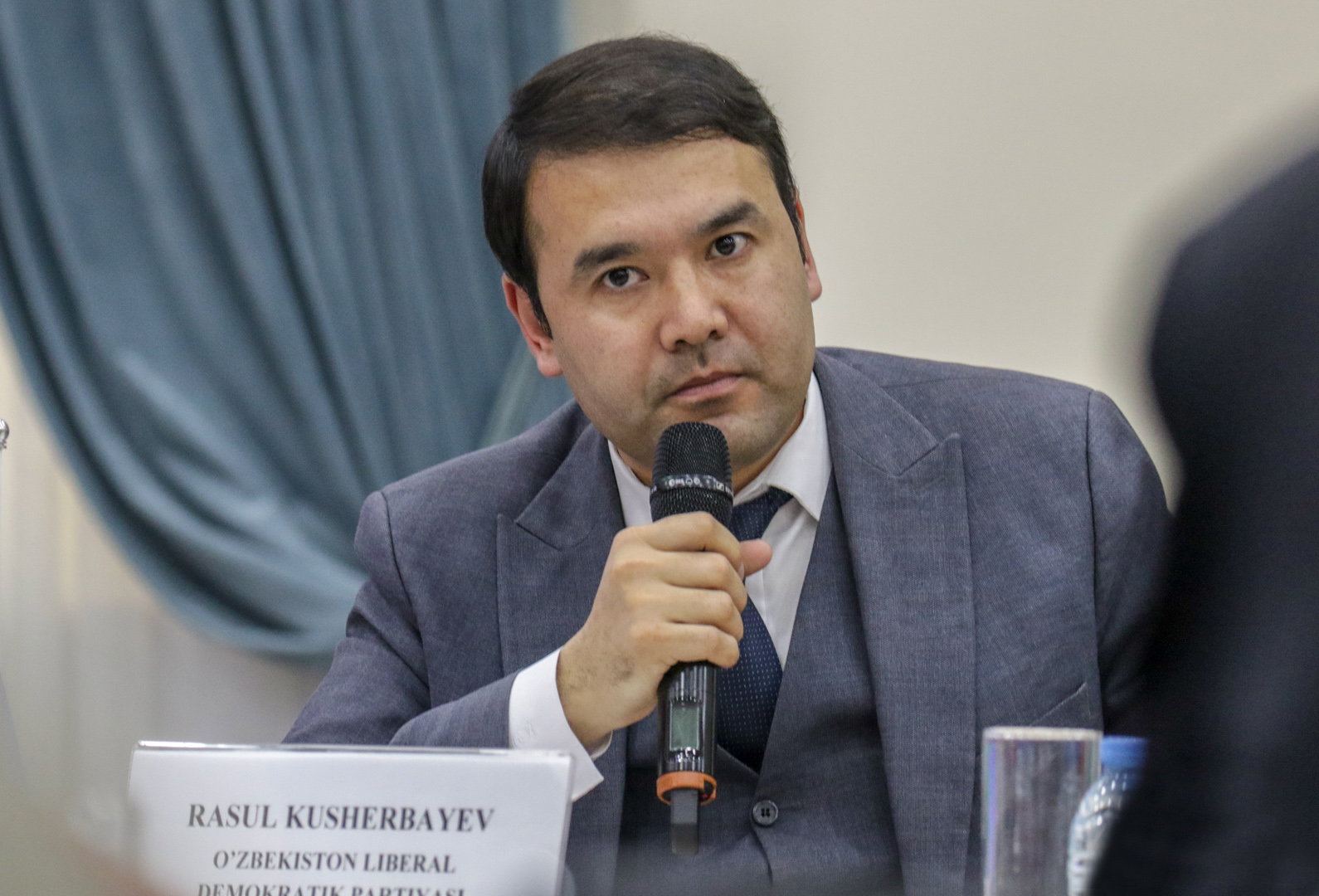 «Кушербаевга қарши кўрсатма берсанг, сени ўйиндан чиқариб юборамиз дейишди». 21 ёшли тадбиркор судидан репортаж