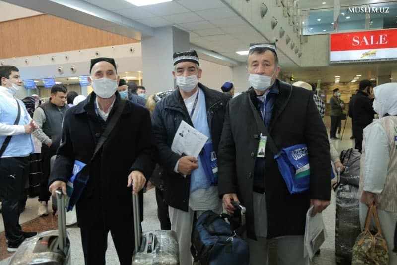 Ўзбекистонликларнинг илк гуруҳи Умра зиёратига жўнаб кетди (фоторепортаж)