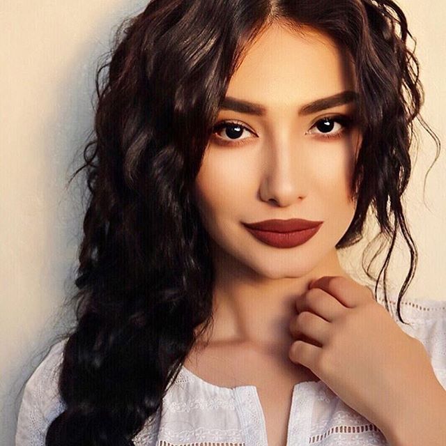 Актриса Зарина Низомиддинова Ўзбекистонни тарк этди