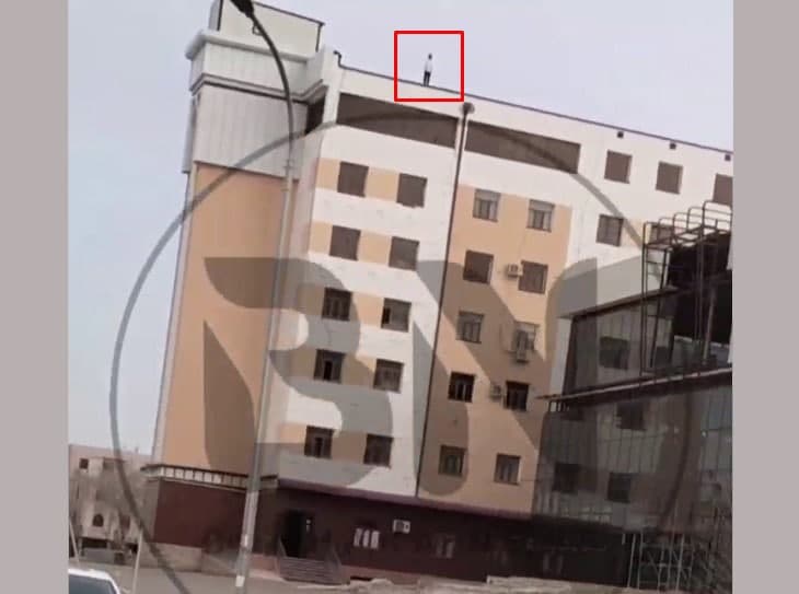 Бухорода 16 ёшли қиз ўзини еттинчи қаватдан ташлашга уринди