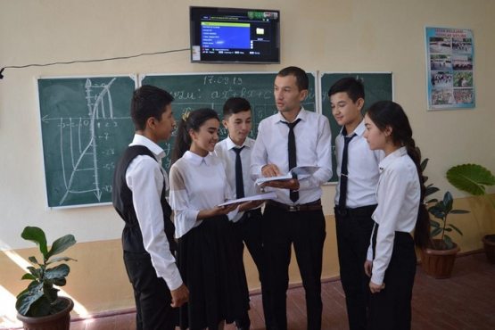 Номаълум тадбиркор Намангандаги мактабга 25 та телевизор совға қилди