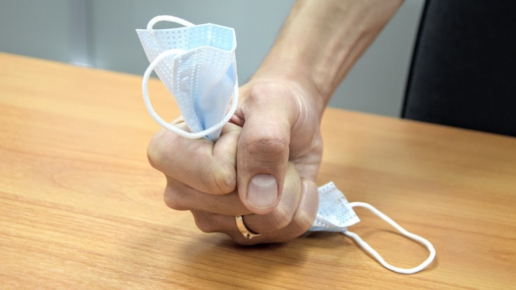 Фуқаролар ниқобларсиз ва ижтимоий масофани сақламасдан юришлари мумкин бўлади фақат...