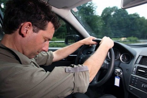 Рулда ухлаб қолган андижонлик ҳайдовчи икки кишини уриб юборди. Пиёдалар вафот этди