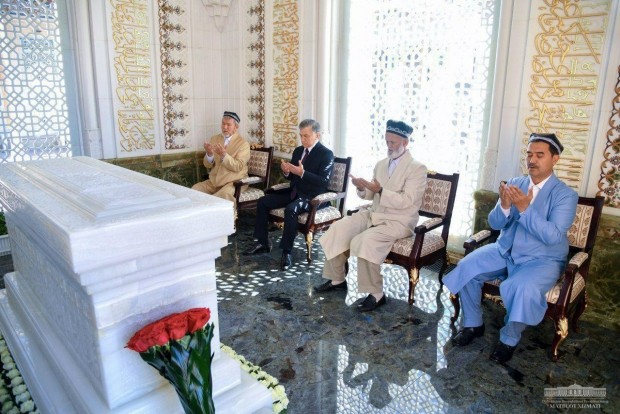 Prezident Samarqandda Islom Karimov qabrini ziyorat qildi