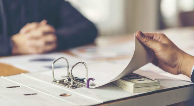 Яна бир раҳбар пора билан қўлга тушди