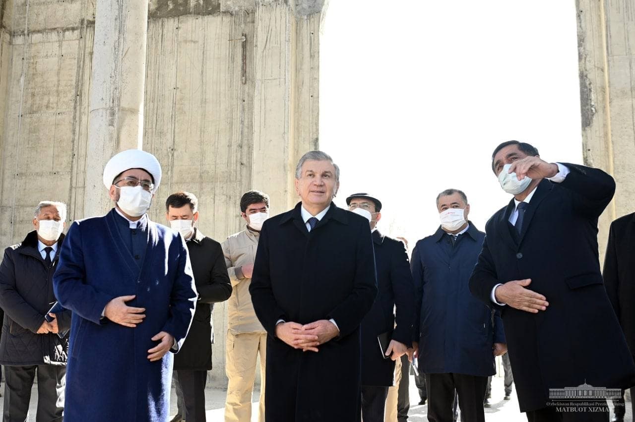 Шавкат Мирзиёев посетил мавзолей Имама Бухари