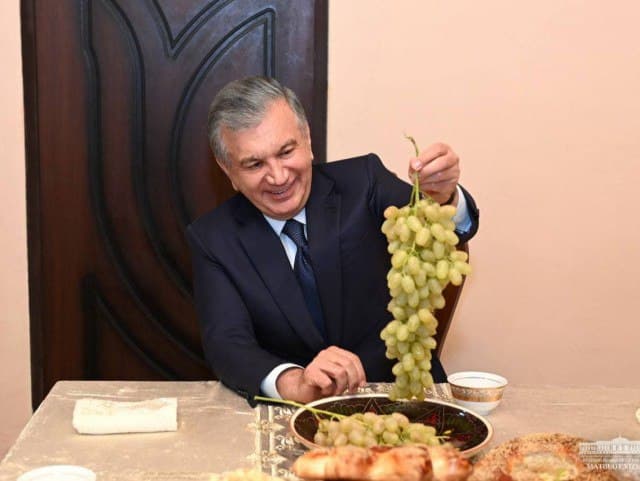 Президент Фарғонада уста деҳқон оиласида меҳмон бўлди