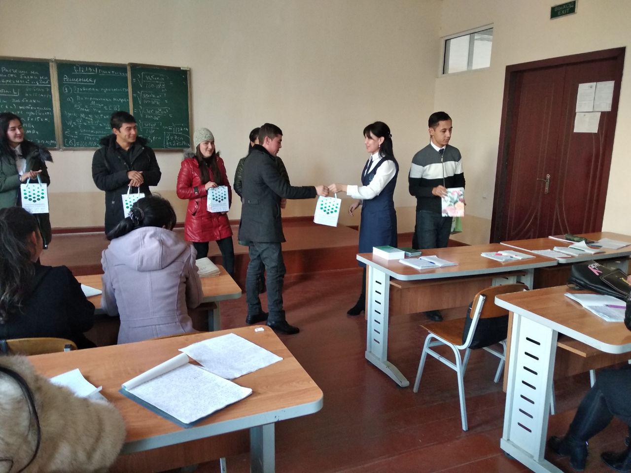 Наманган шаҳар Давлат хизматлари маркази томонидан Конститутция байрами муносабати билан талабаларга китоб тарқатди