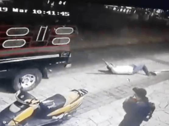 Аҳоли ваъдасини бажармаган ҳокимни машинага боғлаб, шаҳар бўйлаб судради (ВИДЕО)