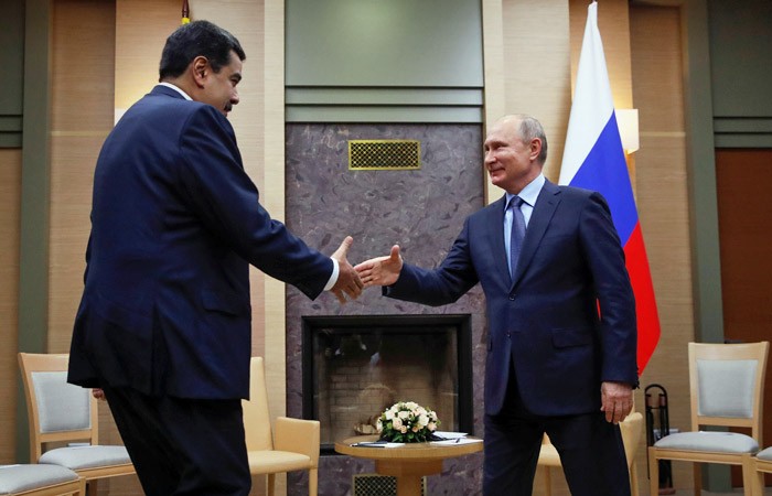 Путин қўл бериб саломлашишни тўхтатди