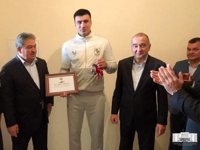 Tracker’dan keyin navbat uyga. Boks bo‘yicha Jahon chempioni Bahodir Jalolovga Toshkentdan uy sovg‘a qilindi