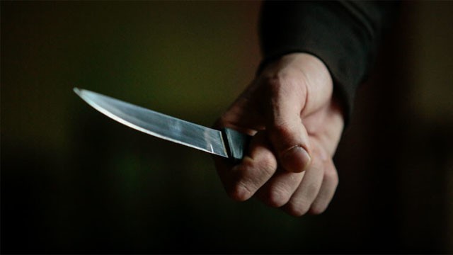 Эркак 19 ёшли хотинини спиртли ичимлик ичгани учун пичоқлади