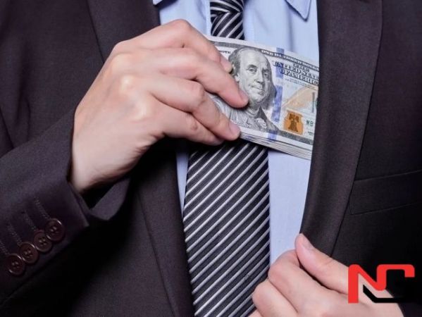 Банкирлар мижознинг 300 минг долларини чўнтагига урди