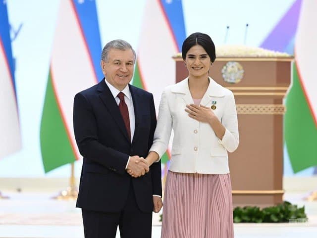 Президент бир гуруҳ хотин-қизларга давлат мукофотларини топширди