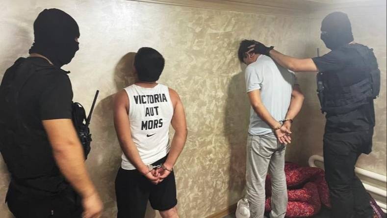 Наманганда 4 нафар шахс товламачилик йўли билан минг доллар талаб қилаётганда ушланди