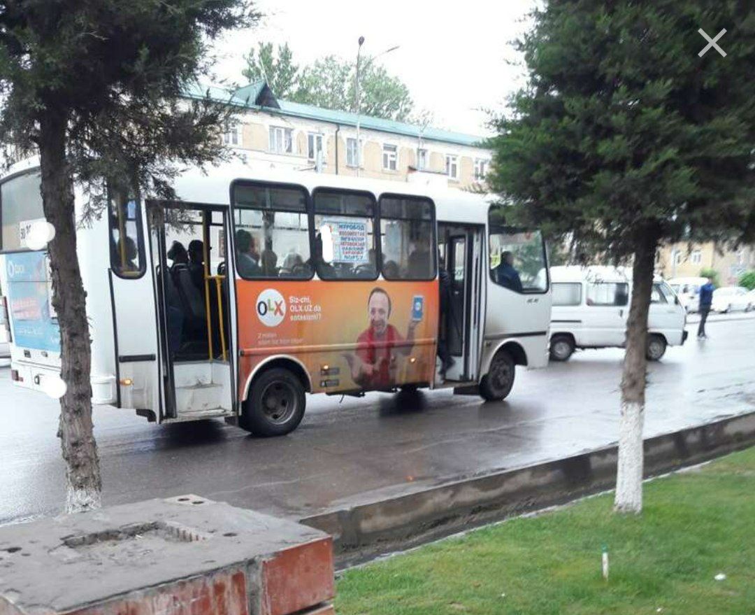 Наманганда автобус эшигига қисилиб қолиб, ерга йиқилган йўловчи вафот этди