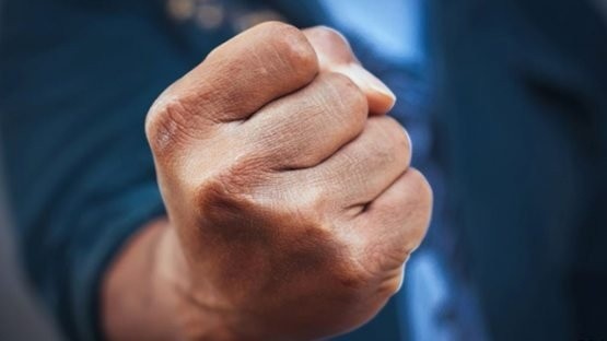 Республика маҳалла кенгаши ёш қизларни бўралатиб сўккан раисни «оқлаш»га уринди. Балиқ бошидан...ми?