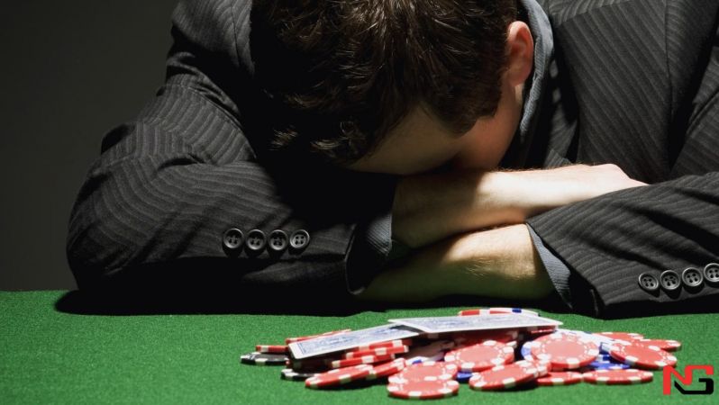 Ўқитувчи ўз ҳамкасбининг банк картасидан пул ечиб олиб, онлайн қиморга сарфлаб юборди