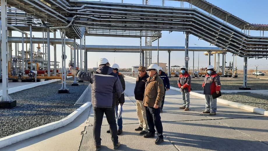 «Ўзбекнефтгаз»: Бошқарув раиси Устюрт регионидаги табиий газ қазиб чиқарилиши, бурғилаш ишлари ва газ қувури лойиҳалари ҳолатини ўрганди (фото)