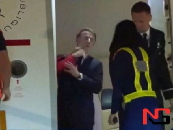 Макрон аёлидан тарсаки еди