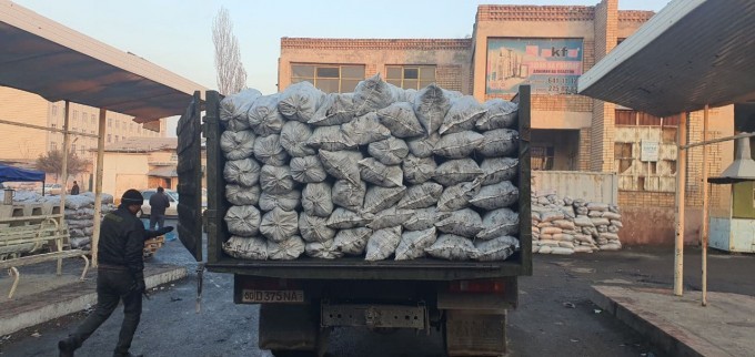 Наманганда ижтимоий тармоқ фаоллари боқувчисини йўқотган оилаларга 70 тонна кўмир тарқатди