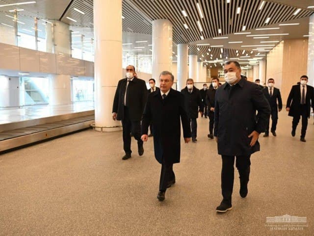 Мирзиёев Самарқандга сафарини аэропортни кўздан кечиришдан бошлади