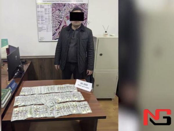 Хоразмда ИИО ходими 30 минг доллар билан қўлга тушди