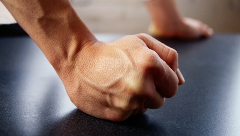 Чинозда ўқувчига қўпол муносабатда бўлган мактаб директорига маъмурий жазо тайинланди