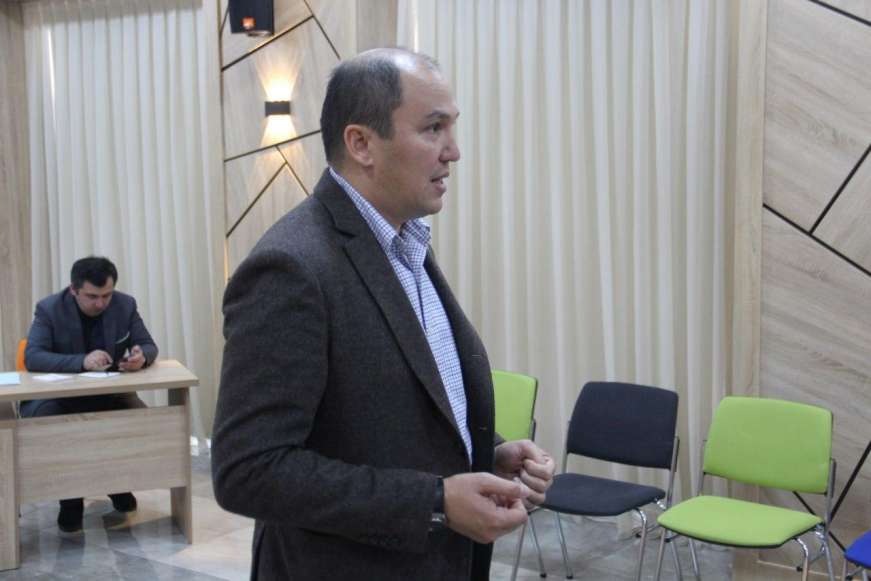 Наманганда сенатор учрашувга келмаган “Ўзтрансгаз” АЖ вакилини масъулиятли бўлишга чақирди