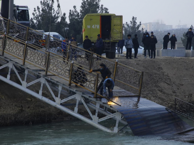 “Лаққа балиқ” айбдорми? Наманганда янги қурилаётган кўприк қулаб тушди