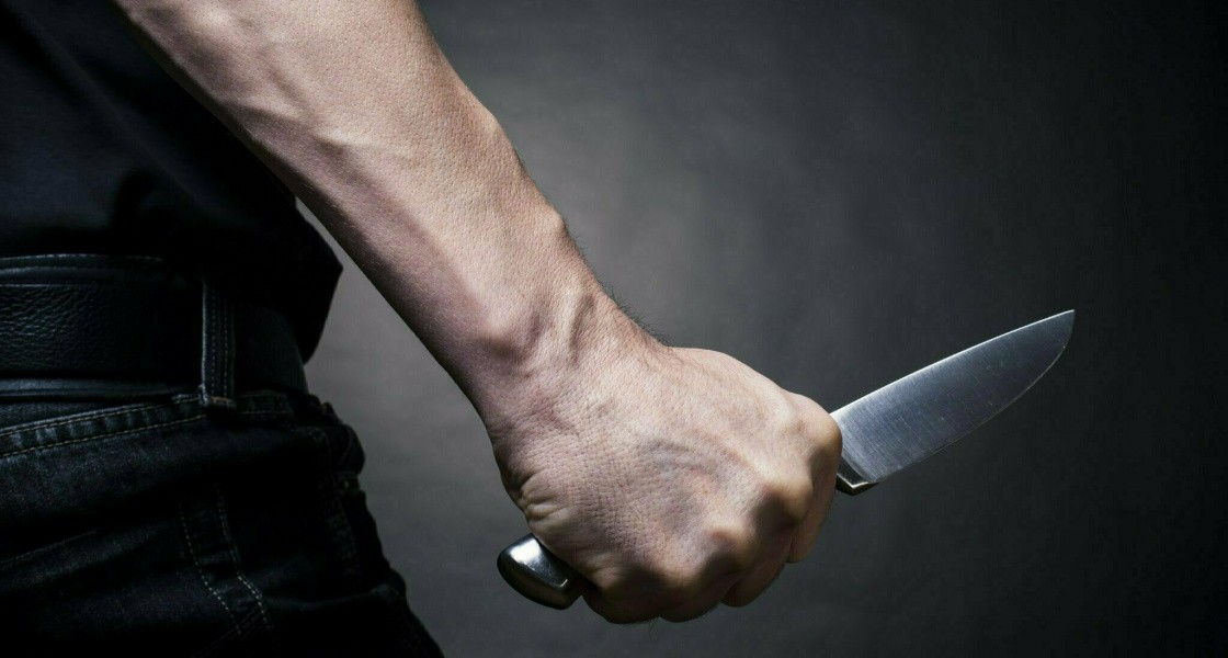 Эркак ўз чайласида танишини пичоқлаб ташлади