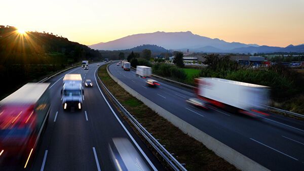 Саккиз ёшли бола отасининг машинасини ўғринча ҳайдаб чиқиб, тезликни 180 га чиқарди...