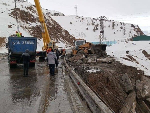 “Тошкент-Водий” йўлининг 6 та жойида тош-тупроқ ўпирилиб тушди