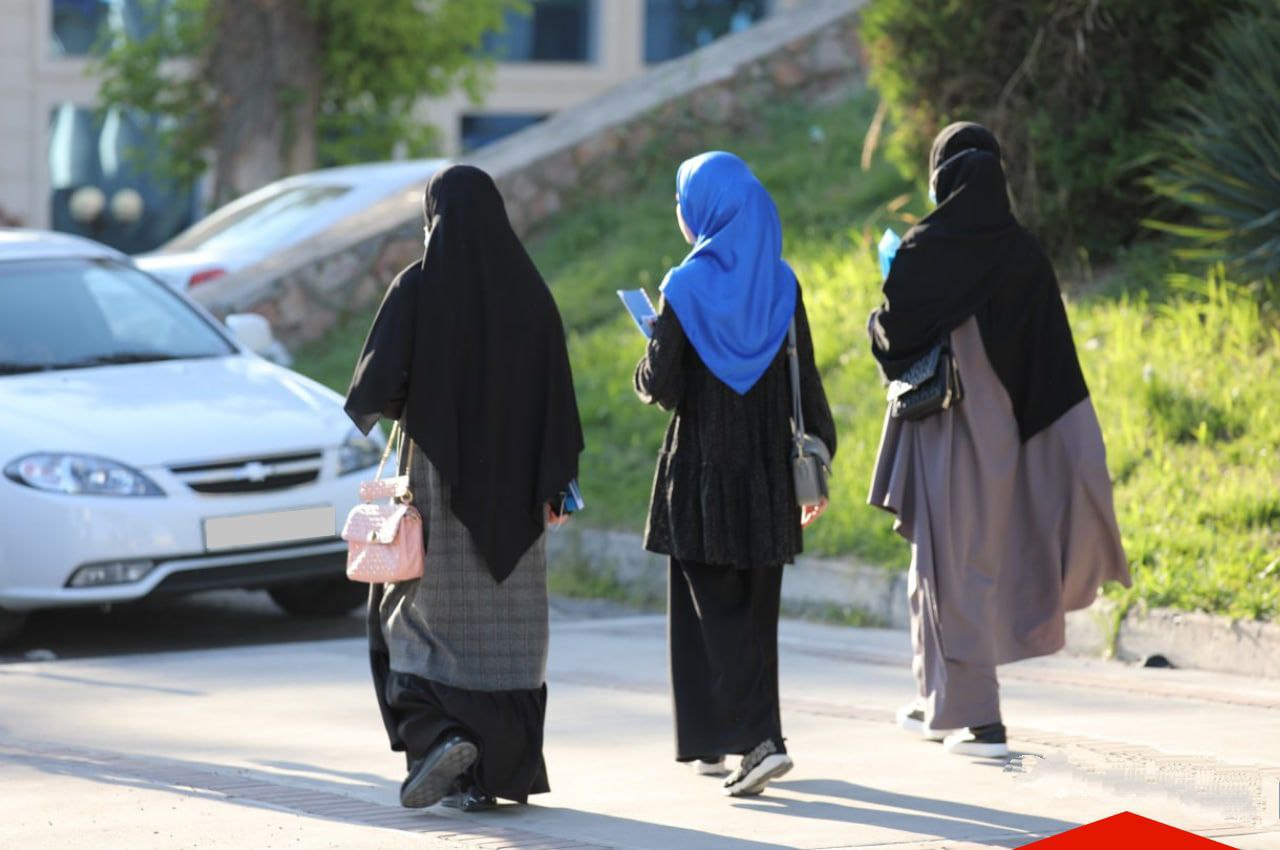 ХТВ мактабларга рўмол ўраб келишга бўлаётган қаршиликлар юзасидан изоҳ берди