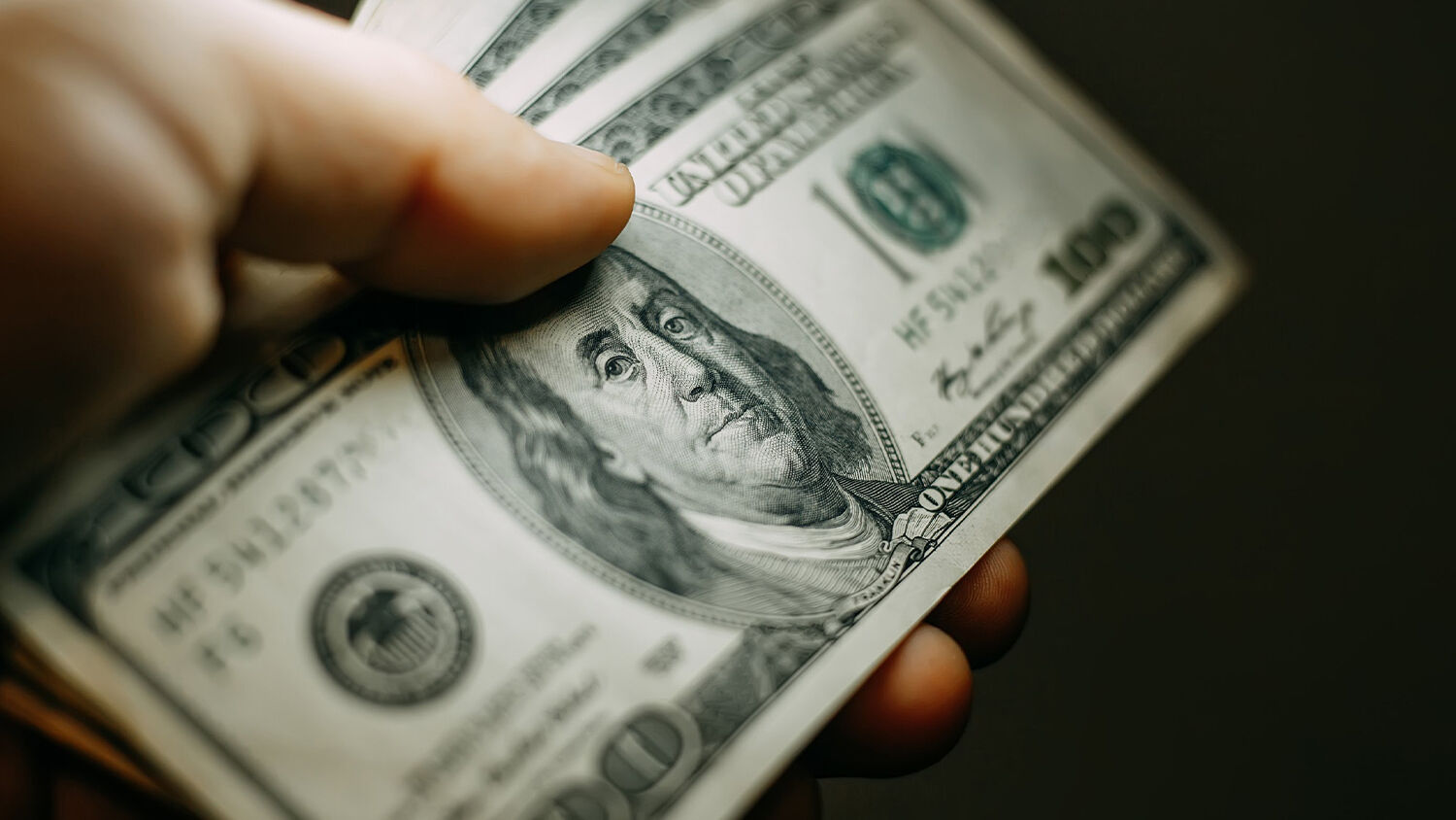 Банкларда доллар курси 10 860 сўмгача кўтарилди