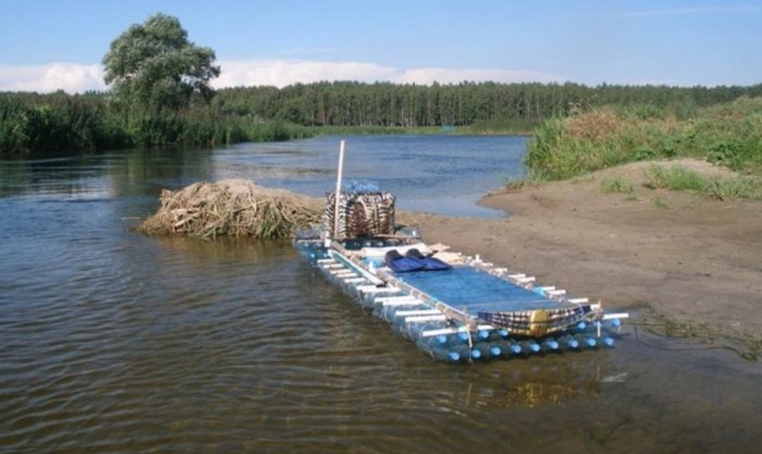 Афғонлар Ўзбекистонга баклажкалардан ясалган соллар ёрдамида сузиб ўтмоқда — ОАВ