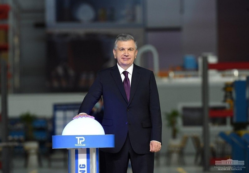 Президент совутгич ишлаб чиқарадиган заводни ишга туширди