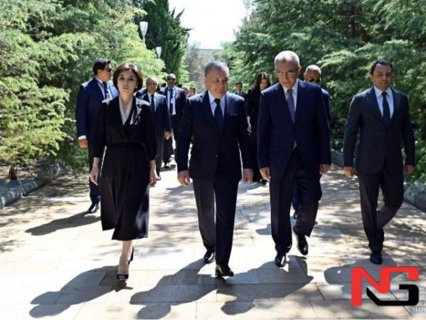 Шавкат Мирзиёев рафиқаси билан Ҳайдар Алиев қабрини зиёрат қилди