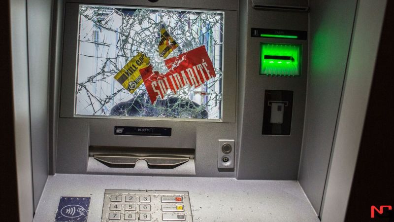 Банкоматларни &laquo;қурутмоқчи&raquo; бўлган 3 нафар ҳарбий қўлга олинди