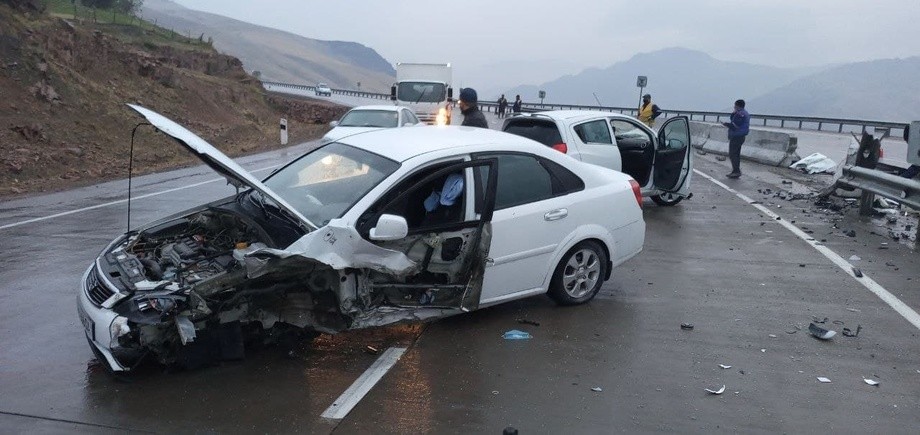 Қор ёғганидан кейин довонда 4та машина ЙТҲга учради