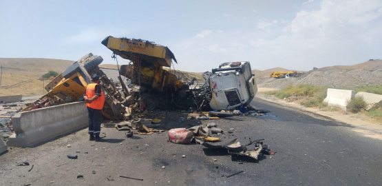 +18. Жиззахда фалокат: юк машинаси ағдарилиб тушди