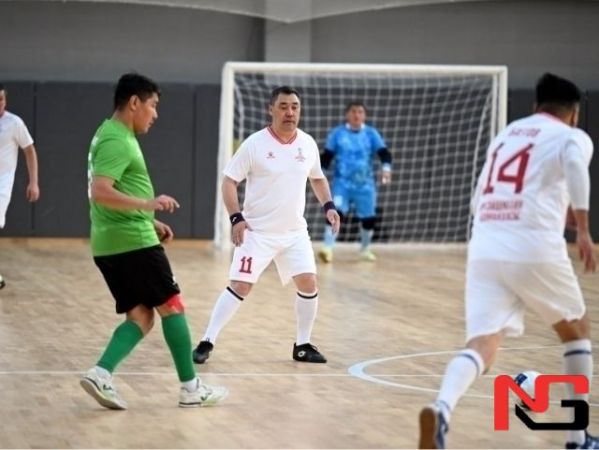 Қирғизистонда Президент амалдорлар билан футбол бўйича беллашяпти