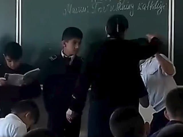 Самарқандда ўқувчини калтаклаган “замдиректор” ишдан олинди