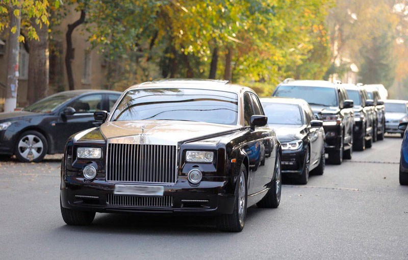 Kelin-kuyovlarning to‘yxonaga kelishi va ketishi bilan bog‘liq tadbirlarda 3tadan ko‘p avtomashinadan foydalanishga yo‘l qo‘yilmaydi