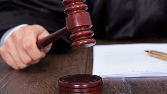 Наманганда укасини пичоқлаган “ака”га суд ҳукми ўқилди