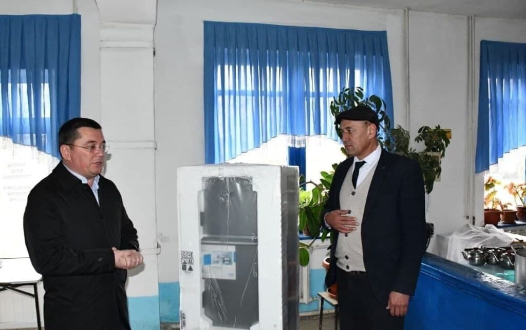 Шаҳрисабз ҳокими ўзига берилган совғани мактабга ҳадя қилди