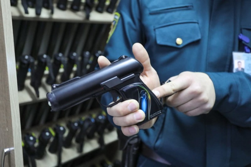 Электрошокер ва электродубинкалар. Ички ишлар ходимлари янги қуролдан қандай вазиятда фойдаланади?