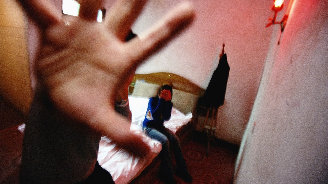 Наманганда аёл 200'000 сўм эвазига уйида жинсий алоқа қилиш учун шароит қилиб берди