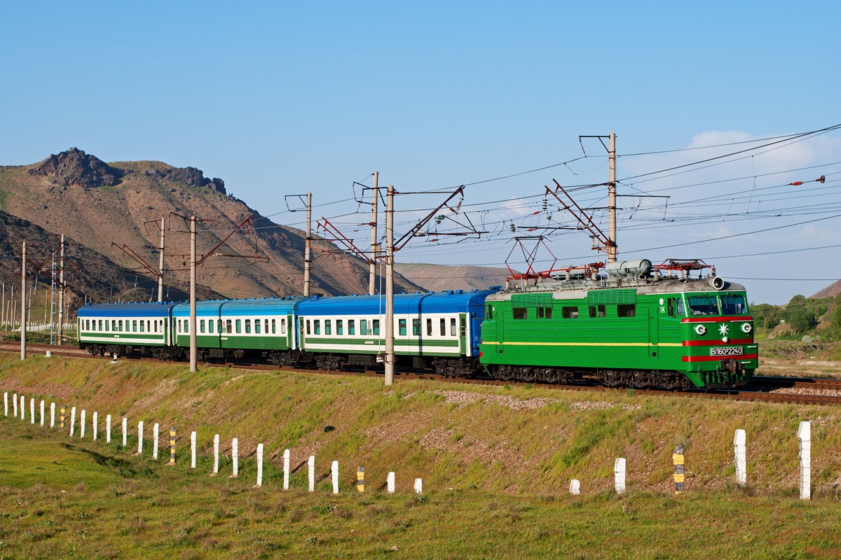 Наманганда қулоқчин тақиб юрган йигитни поезд уриб кетди