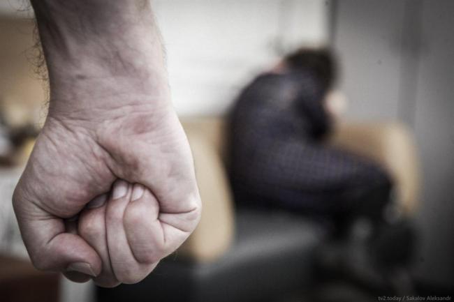 Эр телефонда бошқа эркак билан гаплашган хотинини уриб, ўлдириб қўйди